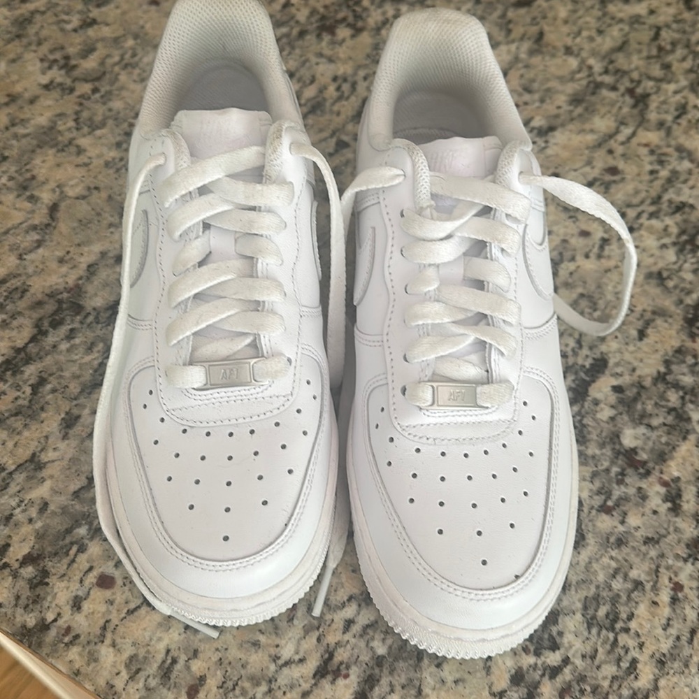 7.5 woman’s Nike Air-force Sneakers hardly worn